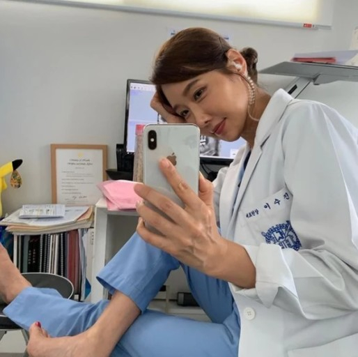 유튜버 치과의사인 이수진(사진&middot;54)씨가 교도소에 수감 중인 남성에게 살해 협박을 받았다고 밝혔다. [사진=인스타그램]