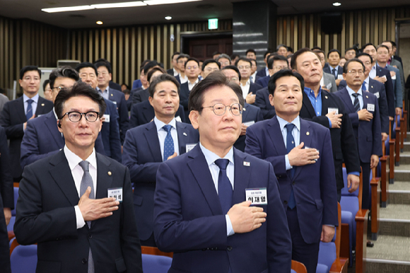 이재명 더불어민주당 대표가 1일 오전 서울 여의도 국회에서 열린 전국 지역위원장-국회의원 비상 연석회의에서 국민의례를 하고 있다. 2024.11.01. [사진=뉴시스]