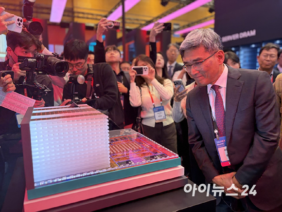 14일 서울 강남구 코엑스에서 열린 '제28회 반도체대전(SEDEX 2026)'에서 안현 SK하이닉스 CDO 사장이 젠슨 황 엔비디아 CEO의 친필 서명이 담긴 HBM 구조 모형을 소개하자 송재혁 삼성전자 CTO 사장이 이를 살펴보고 있다. [사진=권서아 기자]