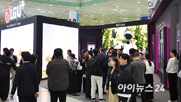 22일 서울 강남구 코엑스에서 열린 2026 월드IT쇼에서 LG유플러스 부스에서 관람객들이 부스를 둘러보고 있다. [사진=곽영래 기자]