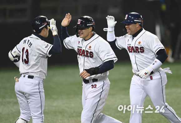 2일 오후 서울 잠실야구장에서 '2021 신한은행 SOL KBO리그' 키움 히어로즈와 두산 베어스의 와일드카드 결정전 2차전이 진행됐다. 두산 김재환과 페르난데스가 1회말 2사 2,3루 양석환의 2타점 적시타 때 득점을 올린 후 허경민과 하이파이브를 하고 있다.[사진=김성진 기자]