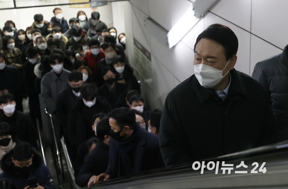 윤석열 국민의힘 대선 후보가 7일 오전 서울 지하철 9호선을 타고 여의도 국회의사당역에서 내려 당사로 출근하고 있다. [사진=김성진 기자]