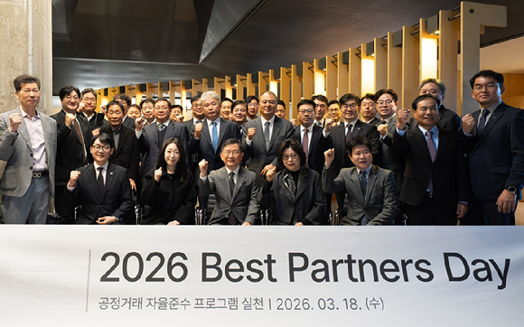 HDC현대산업개발은 18일 협력회사와의 동반성장과 상생협력 강화를 위해 2026 베스트파트너스데이 행사를 진행했다. (사진 착석자 기준 왼쪽 세 번째 정경구 HDC현대산업개발 대표이사, 네 번째 최우수 협력사로 선정된 한혜숙 엠케이지 대표이사) [사진=HDC현대산업개발]