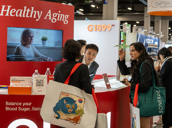 KGC인삼공사 직원이 고객에게 G1899의 표준화된 원료에 대해 설명하고 있다. [사진=KGC인삼공사]