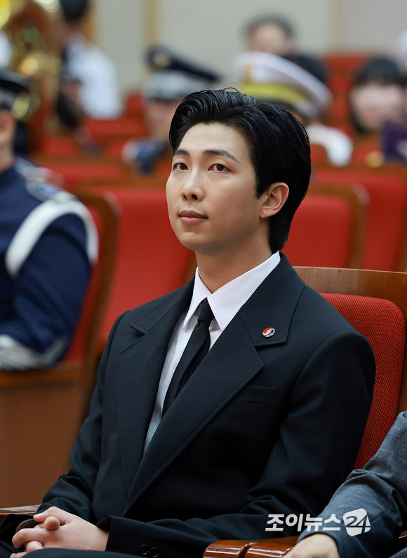 그룹 방탄소년단 리더 RM(본명 김남준)이 1일 오후 서울 동작구 국립서울현충원 현충관에서 열린 2023 국방부 유해발굴감식단 홍보대사 위촉식에 참석하고 있다. [사진=사진공동취재단]