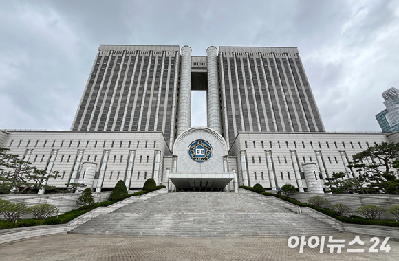 캄보디아 온라인 사기에 가담해 구금된 한국인들이 지난 18일 오전 인천국제공항 제2터미널을 통해 송환돼 호송차에 오르고 있다. 이날 송환에는 경찰 호송조 190여명이 투입됐다. [사진=연합뉴스]