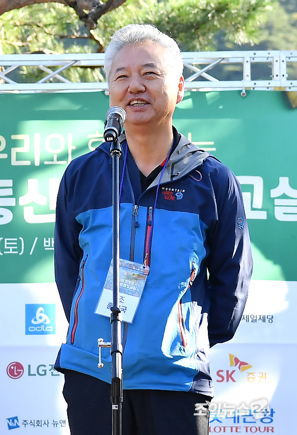 홍성국 전 더불어민주당 의원이 19일 서울 종로구 부암동 백사실 계곡에서 진행된 '스타 고우리와 함께 하는 제10회 희망찾기 등산·트레킹 교실'에서 축사를 하고 있다. [사진=곽영래 기자]