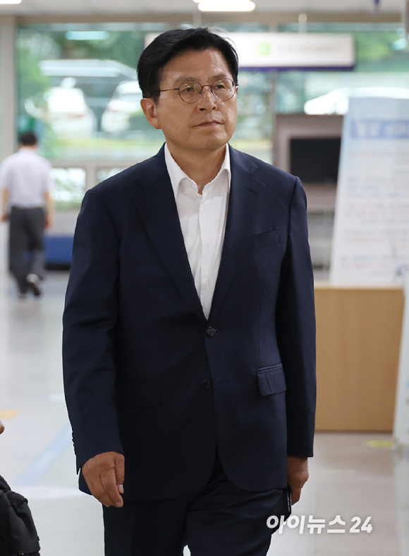 12&middot;3 비상계엄 선포와 관련해 내란선동 등 혐의로 기소된 황교안 자유와혁신 대표(전 국무총리)가 2일 서울 서초구 서울중앙지법에서 열린 1차공판에 출석하고 있다. [사진=사진공동취재단]