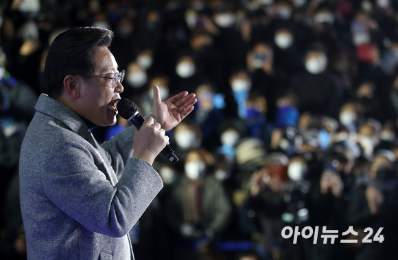 이재명 더불어민주당 대선 후보가 지난 22일 경기 안산시 안산문화광장에서 집중 유세를 열고 지지를 호소하고 있다. [사진=국회사진취재단]