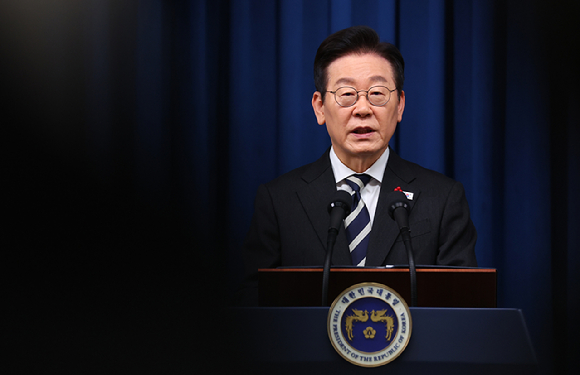 이재명 대통령이 12·3 비상계엄 사태 1주년인 3일 용산 대통령실에서 '빛의 혁명 1주년 대국민 특별성명'을 발표하고 있다. 2025.12.3 [사진=연합뉴스]