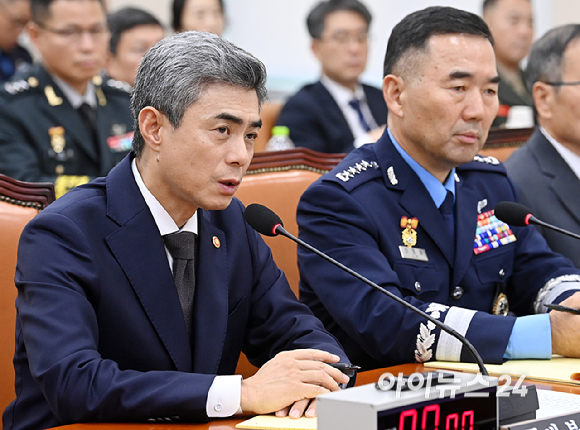 강신철 국방부 장관이 26일 서울 여의도 국회 국방위원회에서 열린 국방부와 합동참모본부 등 국방위 소관 기관에 대한 종합 국정감사에서 질의에 답변하고 있다. [사진=곽영래 기자]