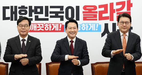 장애인의 날을 맞아 국민의힘 장동혁 대표를 비롯한 지도부가 20일 국회에서 열린 최고위원회의에 앞서 수어로 인사하고 있다. 2026.4.20 [사진=연합뉴스]