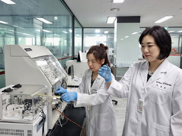 SK인텔릭스 화성캠퍼스 내 환경분석센터에서 연구원들이 실험하고 있다. [사진=SK인텔릭스]