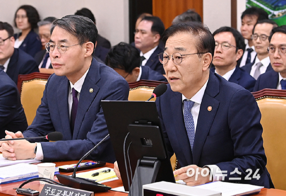 김윤덕 국토교통부 장관이 29일 오전 서울 여의도 국회 국토교통위원회에서 열린 국토교통부 등에 대한 국정감사에서 질의에 답하고 있다. [사진=곽영래 기자]
