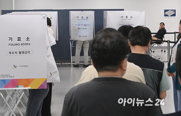 제9회 전국동시지방선거 사전투표 첫 날인 29일 오전 서울 중구 소공동행정복합청사에 마련된 사전투표소에서 권자들이 소중한 한 표를 행사하고 있다.사전투표는 29일~30일 이틀간 오전 6시부터 오후 6시까지 전국 3571개 사전투표소에서 일제히 실시된다. [사진=곽영래 기자]