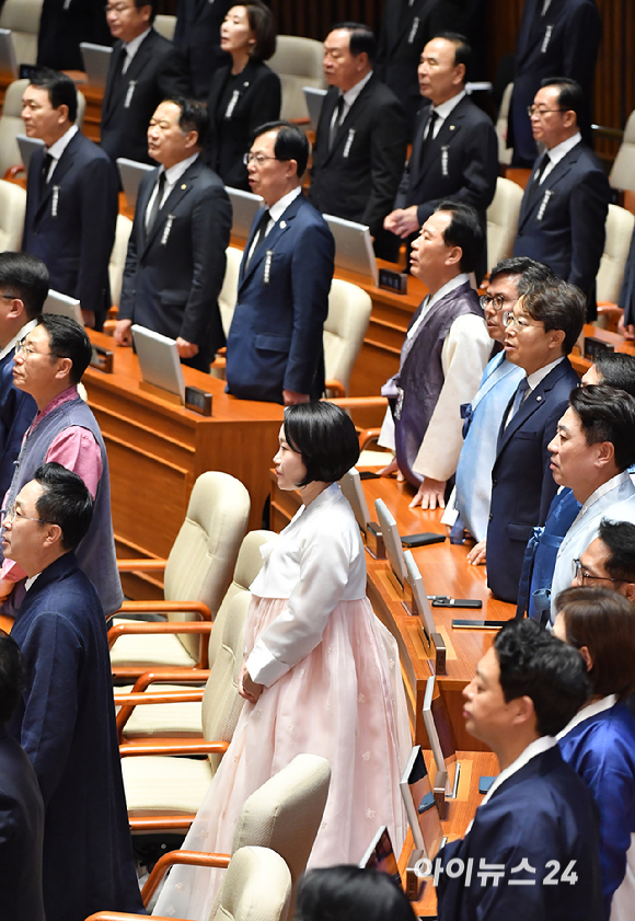 1일 오후 서울 여의도 국회에서 열린 제429회 국회(정기회) 개회식에서 국민의례를 하고 있다. 국민의힘 의원들의 검은 옷과 더불어민주당 의원 등의 한복이 대비되고 있다. [사진=곽영래 기자]