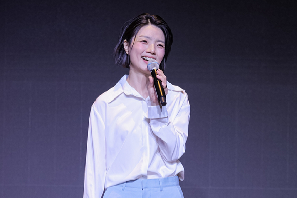 '제13회 부산국제코미디페스티벌' 1주차 공연 '안영미 전체관람가(슴)쇼'에서 공연하고 있는 안영미. [사진=BICF]