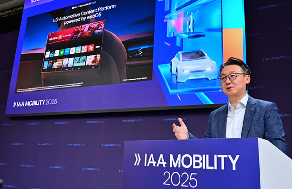 LG전자 은석현 VS사업본부장이 국제 모터쇼 'IAA 모빌리티 2025'서 '차량 내 경험의 재정의'를 주제로 콘퍼런스를 진행하고 있다. [사진=LG전자]