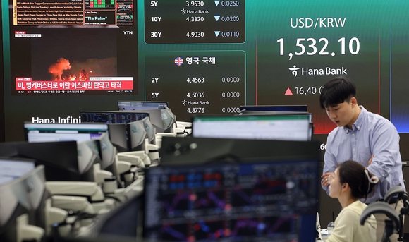 원&middot;달러 환율이 1530원을 넘어선 31일 서울 중구 하나은행 딜링룸에서 직원이 업무를 보고 있다. [사진=연합뉴스]