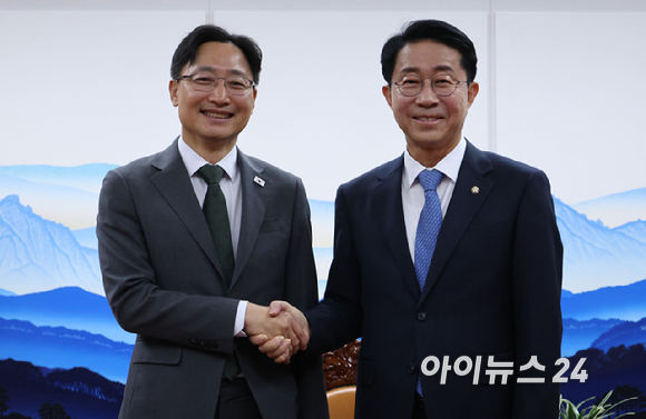 임광현 신임 대통령 비서실장이 21일 여의도 국회를 방문, 조정식 국회의장을 예방하고 있다. [사진=곽영래 기자]