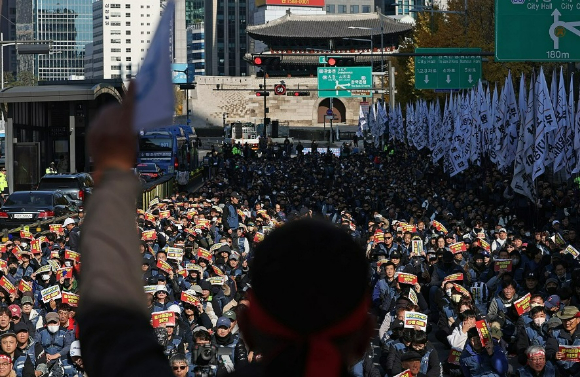 24일 오후 서울 중구 서울지하철 1호선 서울역　4번 출구 앞에서 열린 전국택배노동자 대회에서 참가자들이 구호를 외치고 있다. [사진=연합뉴스]