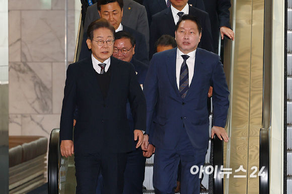 이재명 더불어민주당 대선후보가 8일 오전 서울 중구 대한상공회의소에서 열린 대선후보 초청 경제5단체장 간담회에 참석하고 있다. 오른쪽은 최태원 대한상의 회장. [사진=국회사진취재단]