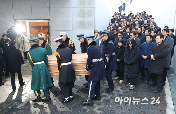 베트남 출장 중 별세한 고(故) 이해찬 전 총리의 운구 차량이 27일 서울 종로구 서울대병원 장례식장에 도착해 운구되고 있다. [사진=곽영래 기자]
