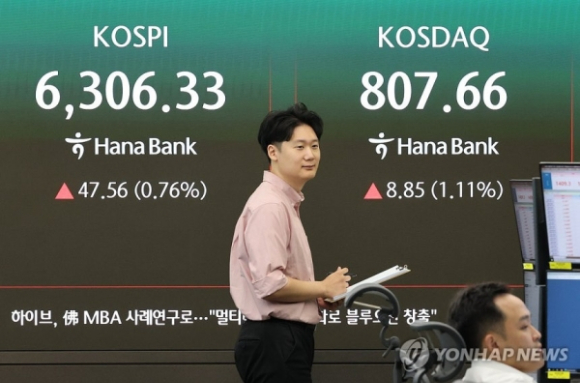 10일 서울 중구 하나은행 딜링룸 [사진=연합뉴스]