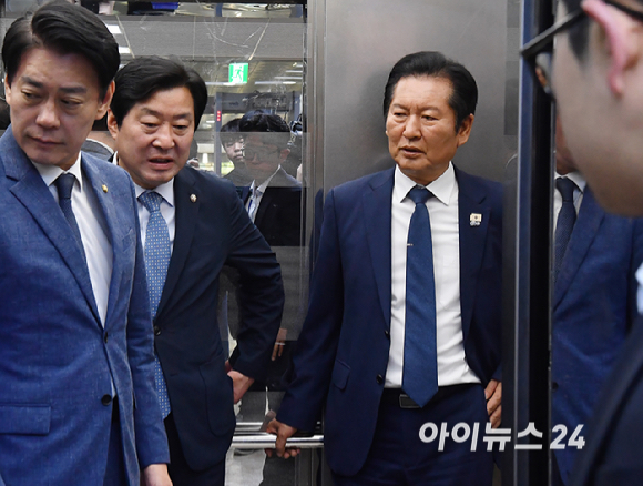 정청래 더불어민주당 대표가 10일 서울 여의도 국회에서 최고위원회의를 마친 뒤 이동하고 있다. [사진=곽영래 기자]