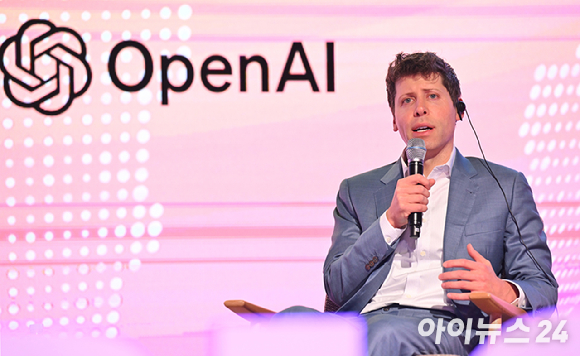 '챗GPT 아버지' 샘 알트만 오픈AI 최고경영자(CEO)가 9일 오전 서울 여의도 63스퀘어에서 진행된 'K-스타트업 미트 오픈 AI'(K-Startups meet OpenAI) 행사에 참석해 이영 중소벤처기업부장관과 대담을 하고 있다. [사진=정소희 기자]