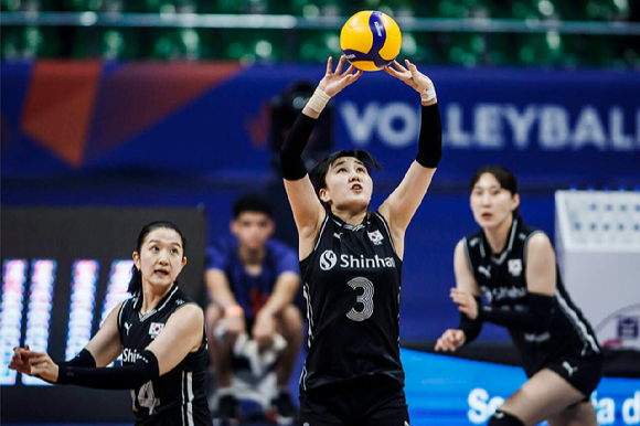 한국 여자배구 대표팀의 세터 염혜선이 연결을 시도하고 있다. [사진=국제배구연맹(FIVB)]