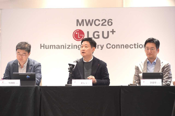 4일(현지시간) 스페인 바르셀로나에서 열린 MWC 2026 LG유플러스 CEO 기자간담회에서 왼쪽부터 이재원 LG유플러스 컨슈머부문장(부사장), 홍범식 LG유플러스 대표(CEO), 권용현 엔터프라이즈부문장(부사장)의 모습. [사진=LGU+]