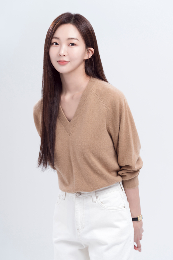 배우 금새록이 14일 JTBC 수목드라마 '사랑의 이해' 종영 인터뷰에 앞서 포즈를 취하고 있다. [사진=하이지음스튜디오]