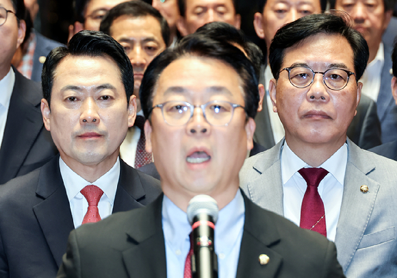7일 오후 서울 여의도 국회에서 열린 제435회 국회(임시회) 제1차 본회의에서 대한민국헌법 개정안이 국민의힘 의원 불참으로 투표가 불성립 되고 있다. 국민의힘 의원들의 자리가 비어 있다. [사진=곽영래 기자]