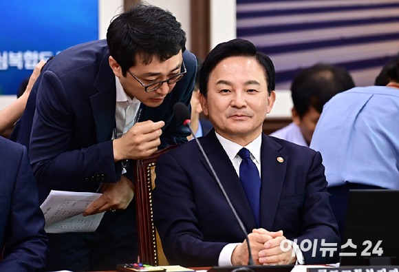 원희룡 국토교통부 장관이 26일 국회에서 열린 국토교통위원회 전체회의에서 국토부 관계자에게 이야기를 듣고 있다. [사진=곽영래 기자]