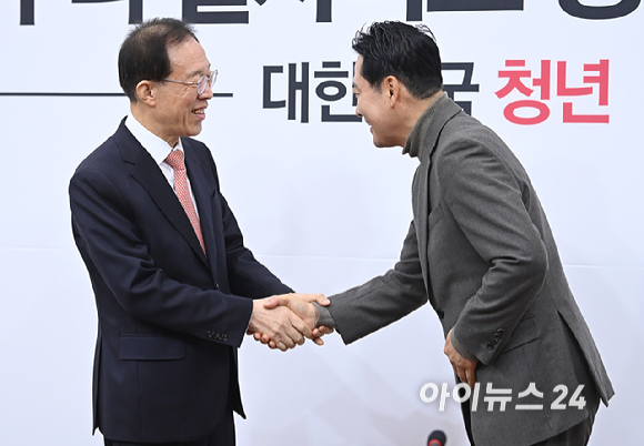 장동혁 국민의힘 대표가 16일 서울 여의도 국회에서 이석연 국민통합위원장을 접견해 기념촬영을 하고 있다. [사진=곽영래 기자]