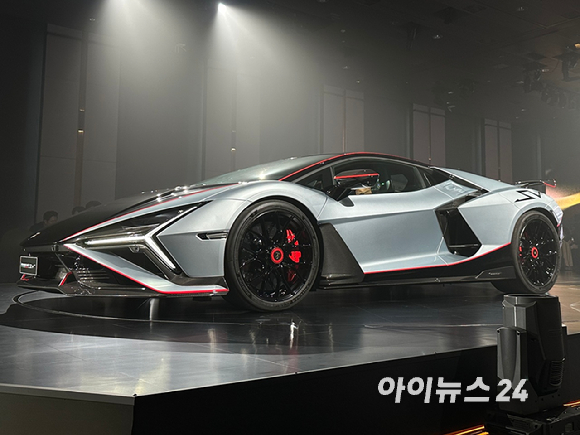 8일 그랜드 워커힐 서울에서 열린 '람보르기니 데이 코리아 2026'에서 '레부엘토 SV'가 아시아&middot;태평양 지역 최초로 공개되고 있다. [사진=김현영, 최지호 인턴기자]