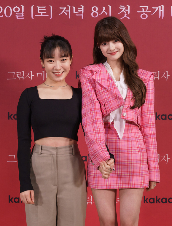 배우 심달기와 이나경이 19일 온라인으로 진행된 카카오TV 오리지널 '그림자 미녀' 제작발표회에 참석해 포즈를 취하고 있다. [사진=카카오TV]