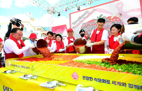 오뚜기가 후원한 '2023 화천 토마토축제' 중 '천인의 파스타' 행사 진행 모습. [사진=오뚜기]