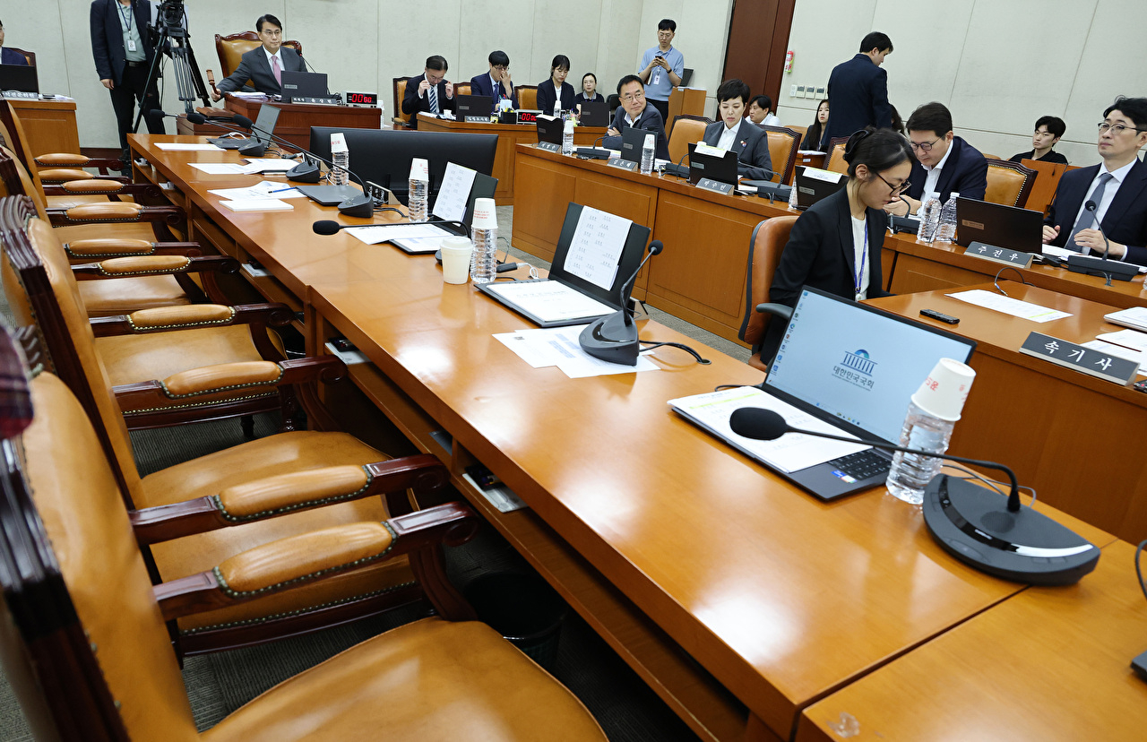 10일 국회에서 열린 '제9회 전국동시지방선거 투표용지 부족 사태 등 국민 참정권 침해 진상규명 및 선거관리 개혁을 위한 국정조사 특별위원회' 제3차 청문회에 범여권 위원들이 불참해 자리가 비어 있다. 2026.8.10 [사진=연합뉴스]