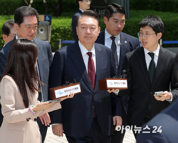 내란 우두머리 혐의로 기소된 윤석열 전 대통령이 12일 서초구 서울중앙지법에서 열린 세 번째 공판에서 점심 식사를 위해 차량으로 이동하고 있다. [사진=사진공동취재단]