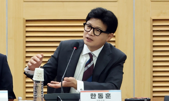 무소속 한동훈 의원이 25일 국회 의원회관에서 열린 "미국의 대전략과 한국의 선택" 세미나에서 발언하고 있다. [사진=연합뉴스]
