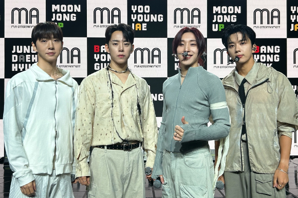 방용국&정대현&유영재&문종업이 8일 서울 강남구 일지아트홀에서 열린 첫 EP 'CURTAIN CALL'(커튼 콜) 발매 기념 쇼케이스에서 포즈를 취하고 있다. [사진=MA엔터테인먼트]