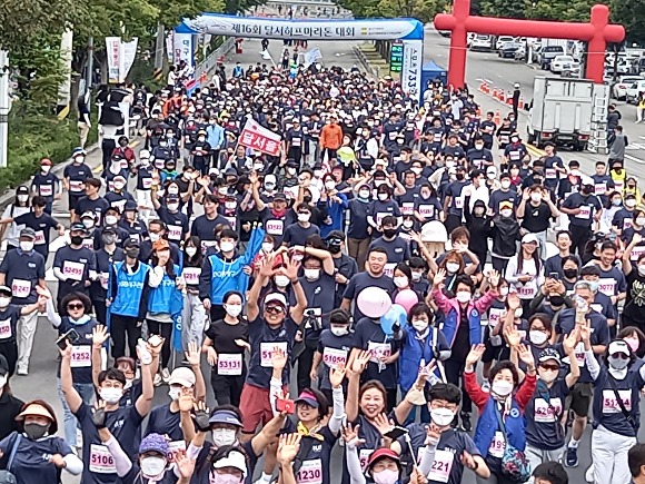25일 열린 '16회 달서하트마라톤대회' 참가자들이 환호를 보내고 있다. [사진=달서구청]