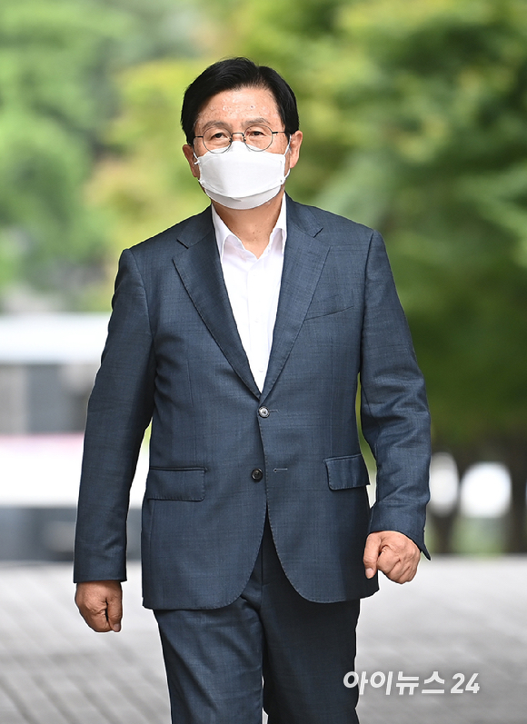 '내란선동 등 혐의' 황교안 전 국무총리가 28일 서울 서초구 서울중앙지방법원에서 열린 공판에 출석하고 있다. [사진=곽영래 기자]