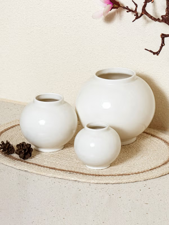 유광 달항아리 인테리어 오브제. [사진=아성다이소]