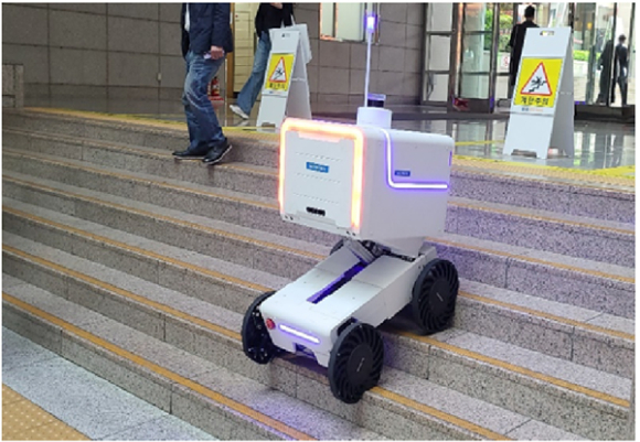 모빈의 배송 로봇이 'WIS 2023'에서 계단을 이동하고 있는 모습. [사진=정구민 교수]