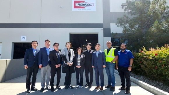 한진 경영진이 미주 지점 고객사인 렉토실(Rectorseal)을 방문했다. 조현민 사장(왼쪽 네번째)과 노삼석 대표이사 사장(왼쪽 일곱번째). [사진=한진]