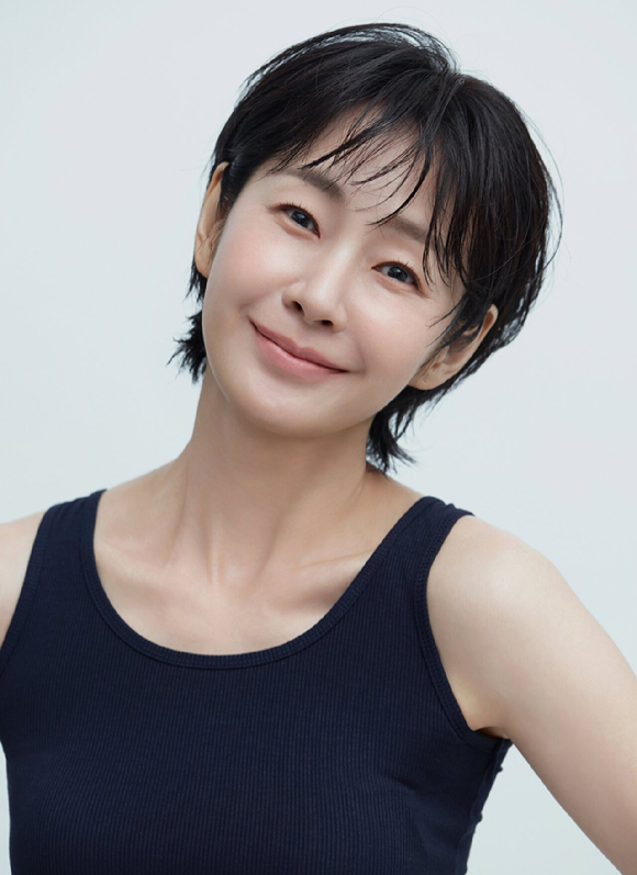 배우 명세빈이 JTBC '김 부장 이야기' 종영 인터뷰에 앞서 사진 촬영을 하고 있다. [사진=코스모엔터테인먼트]