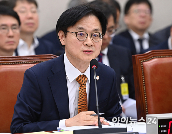 김정관 산업통상부 장관이 24일 서울 여의도 국회 산업통상자원중소벤처기업위원회에서 열린 국정감사에서 의원 질의에 답변하고 있다. [사진=곽영래 기자]